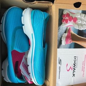 Sketchers go walk shoes brand new